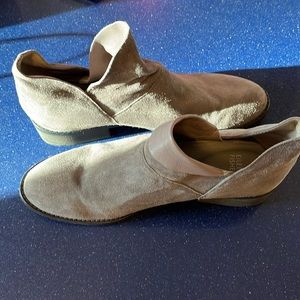 Eileen Fisher “Leaf” grey suede size 10.EUC